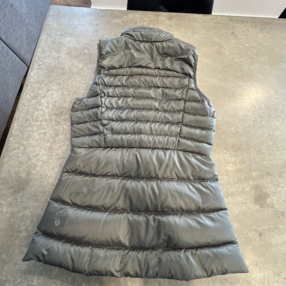 Lululemon goose down longline puffer vest. Size 4. Green. Pockets. New condition - Picture 3 of 13